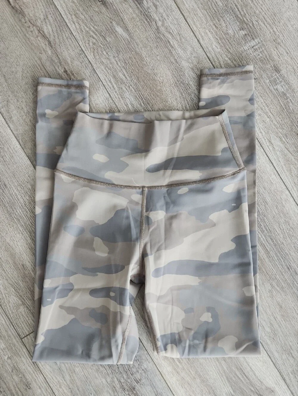Alo XS Workout Leggings in Soft Camo Print